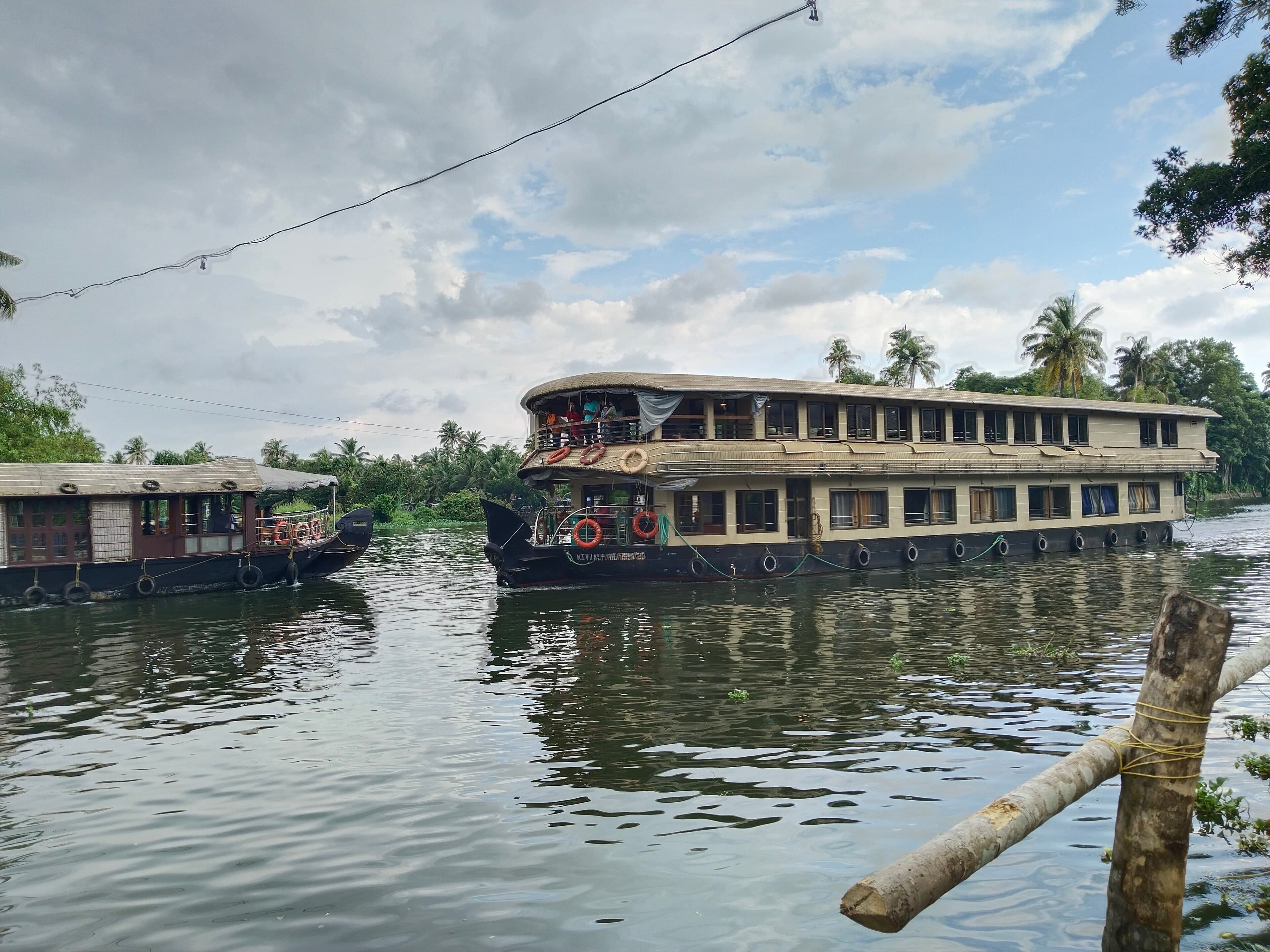 A houseboat drifting on the Punnamada backwaters in daylight