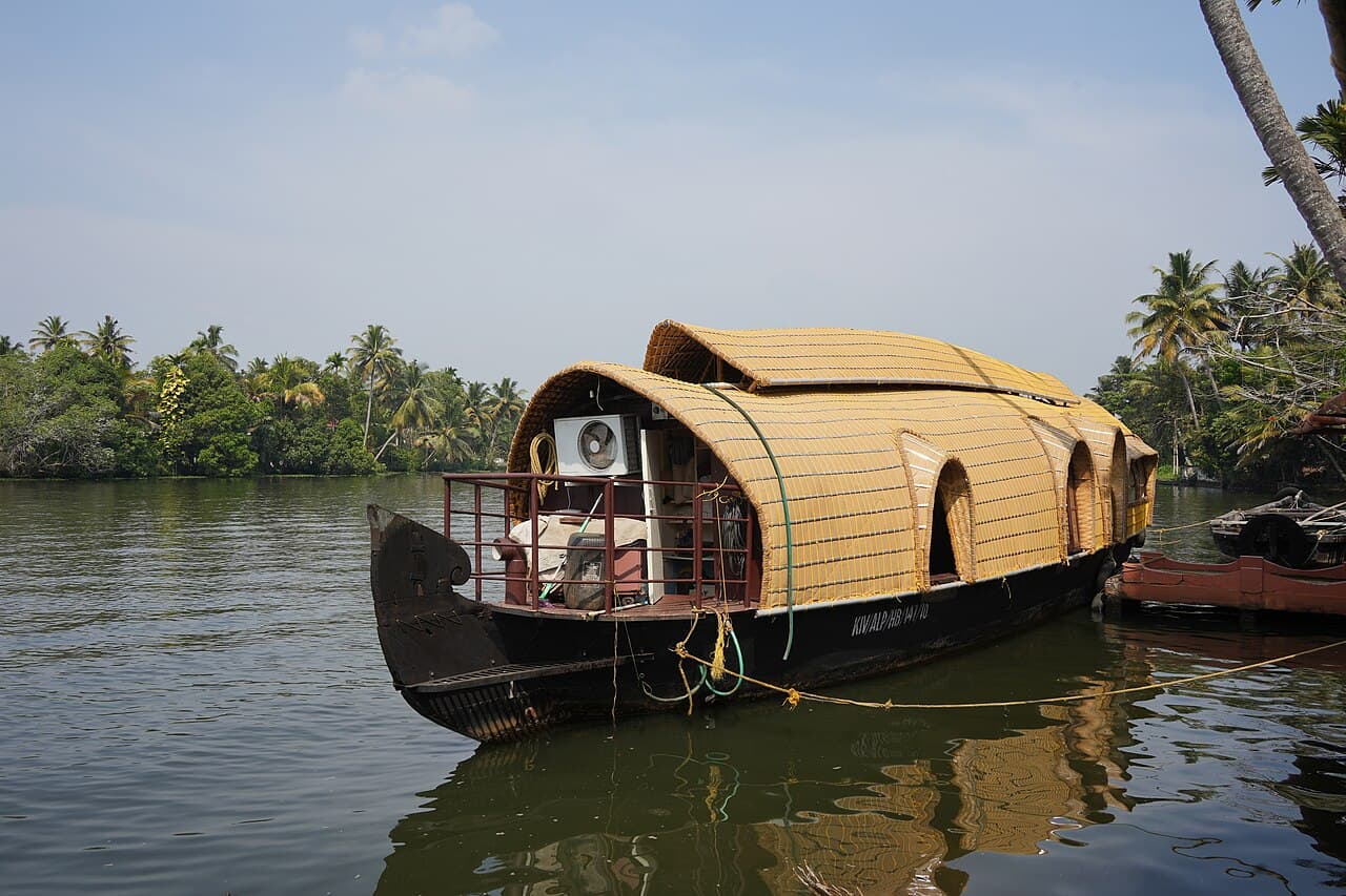 A kettuvallam houseboat on the lake